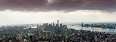 Manhattan 'ın havadan görünüşü, Hudson nehri üzerinde kara fırtına bulutları ve bir dünya ticaret merkezi.