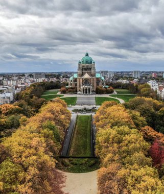 Kutsal kalbin Bazilikası, canlı sonbahar ağaçlarıyla çevrili şehir manzarasına hakim.