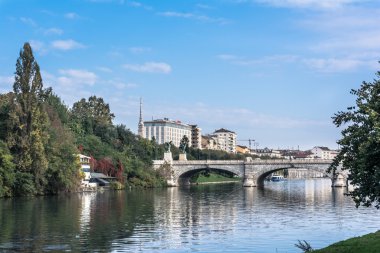 Köprünün diğer tarafında Po Nehri Torino, İtalya