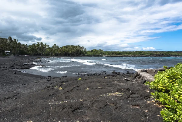 Playa de arena negra en Big Island, Hawaii — Foto de Stock