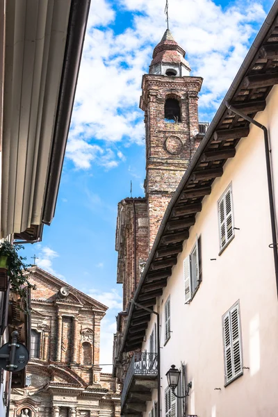 Kirche und Glockenturm in la morra, Italien — Stockfoto