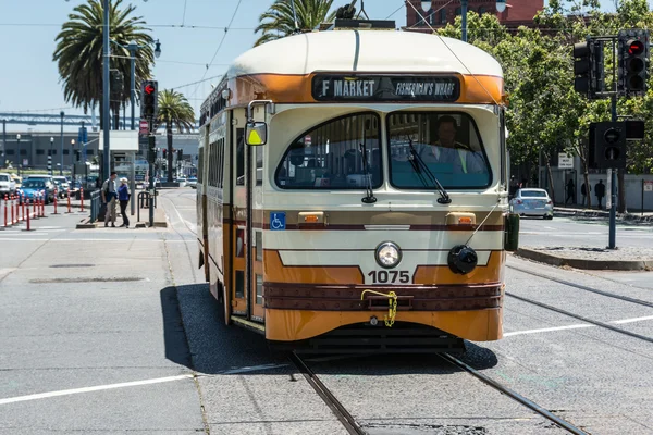 Orangefarbene Straßenbahn in San Francisco — Stockfoto