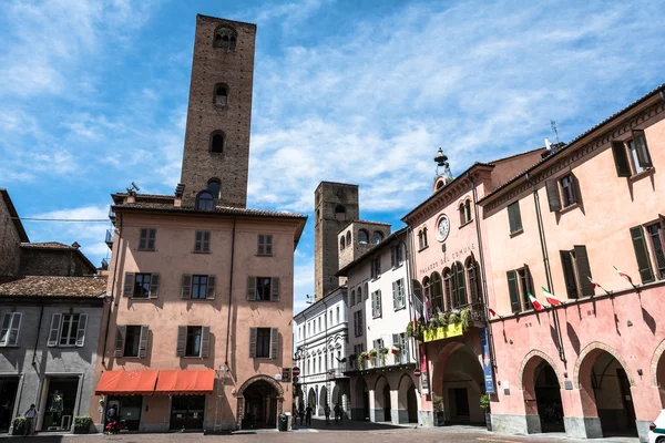 Náměstí a věže v Alba, Itálie — Stock fotografie