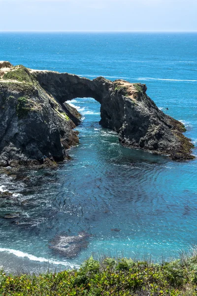 Φυσικό τόξο στην ακτή Mendocino, Καλιφόρνια — Φωτογραφία Αρχείου