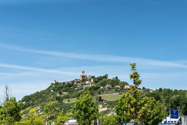 Dorp op de heuvels van Langhe, Italië — Stockfoto