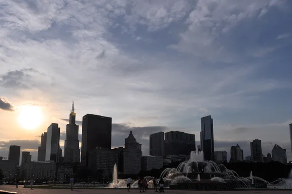 O horizonte de Chicago ao entardecer, Illinois — Fotografia de Stock