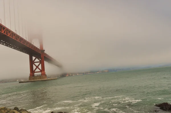 El puente Golden Gate en la niebla, San Francisco —  Fotos de Stock