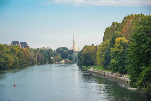 Po Nehri ve Turin Mole Antonelliana — Stok fotoğraf