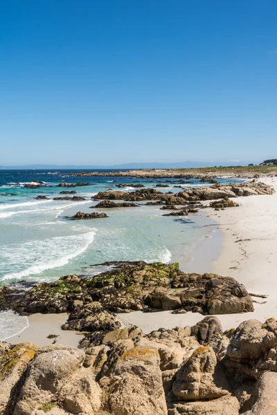 Het strand langs de kust van Monterey, Californië — Stockfoto