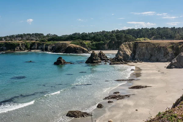 Les rochers sur la plage de Fort Bragg — Photo