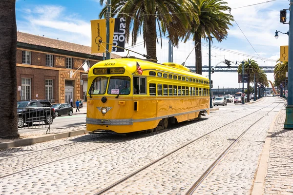 San Francisco에 주황색 노란 전차 — 스톡 사진