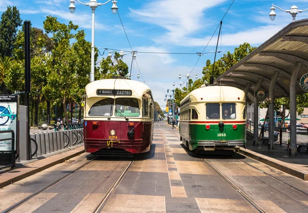 Zwei historische straßenbahnen in san francisco — Stockfoto