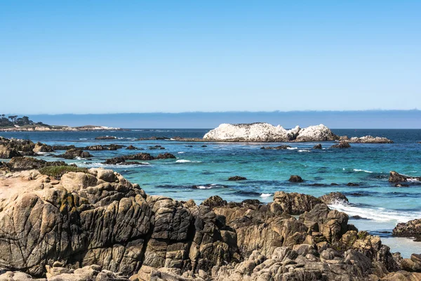 Oceano e rocha ao longo da costa de Monterey — Fotografia de Stock