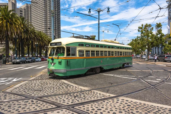 Die grüne historische strassenbahn in san francisco — Stockfoto