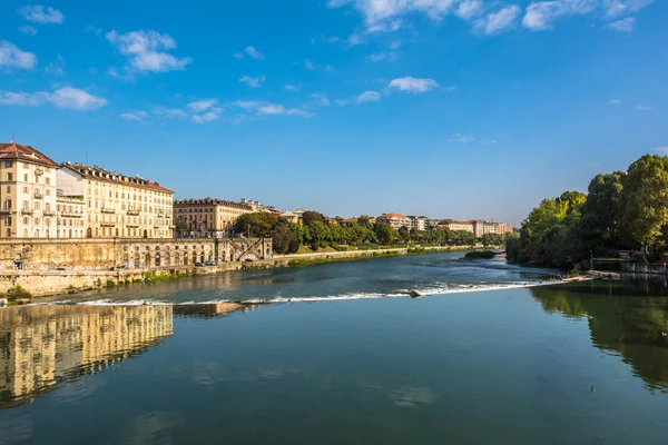 Spiegelung im Fluss po, turin — Stockfoto