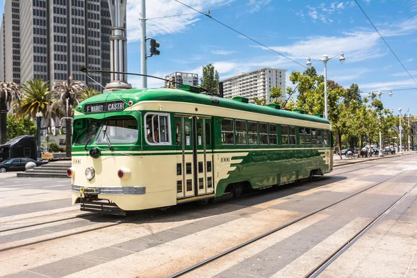 Die cremefarbene und grüne strassenbahn in san francisco — Stockfoto