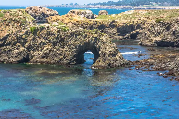 L'Arco Naturale lungo la costa di Mendocino, California — Foto Stock