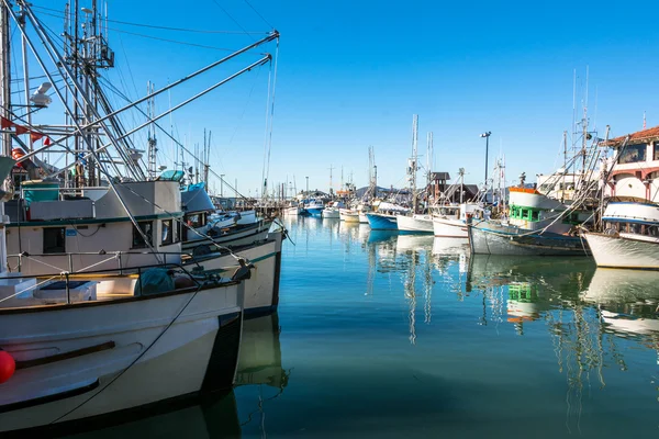 Båtar förtöjning i hamnen, San Francisco — Stockfoto