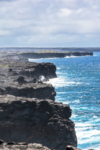 El acantilado de lava en el Parque Nacional Volcanes, Hawai —  Fotos de Stock