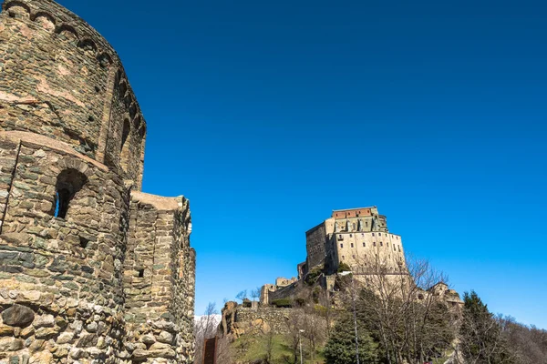 La Sacra di San Michele y el Sepolcro dei Monaci en el Piamonte — Foto de Stock