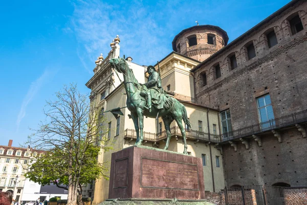 Monumentet till Cavalieri d'Italia i Turin — Stockfoto