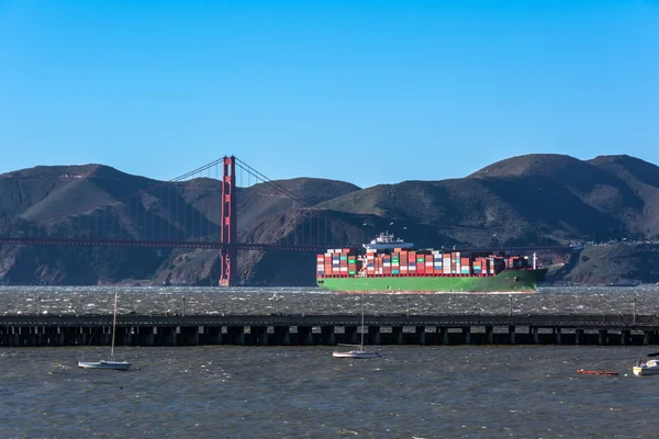 The Golden Gate Bridge and the container ship, San Francisco Bay — Stock Photo, Image