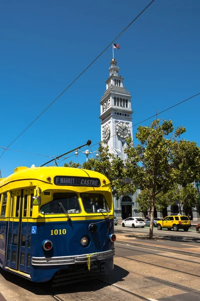 El tranvía azul amarillo en San Francisco — Foto de Stock