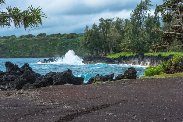La costa lungo la strada per Hana a Maui, Hawaii — Foto Stock