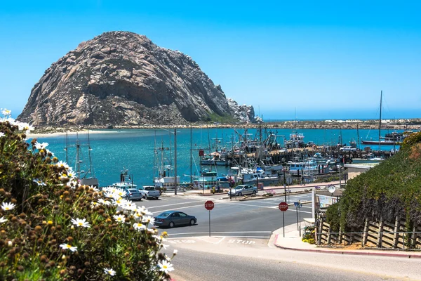 Morro Bay, California önünde Morro Rock