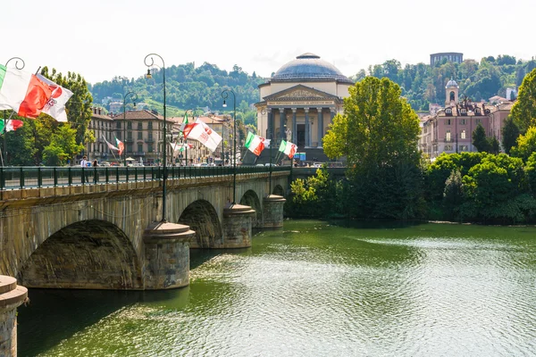 Most přes řeku Po v Turíně, Itálie — Stock fotografie