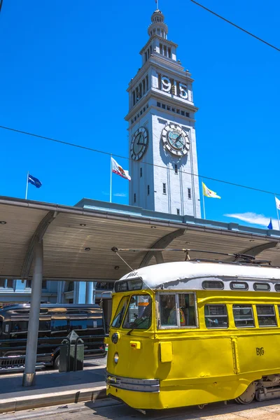 벨 타워와 San Francisco에서 노란 전차 — 스톡 사진