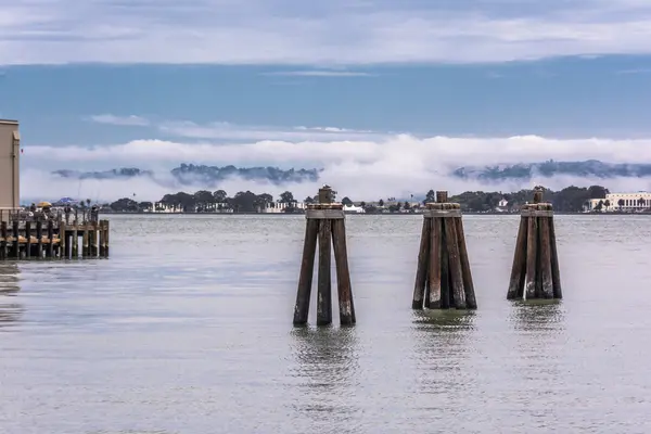 De San Francisco Bay in een bewolkte dag — Stockfoto