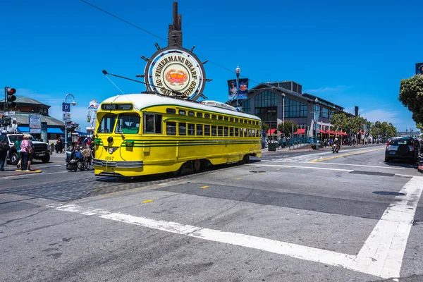 San Francisco içinde sarı tramvay — Stok fotoğraf
