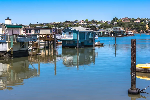 Плавучі дачі й будинки в Sausalito, штат Каліфорнія — стокове фото