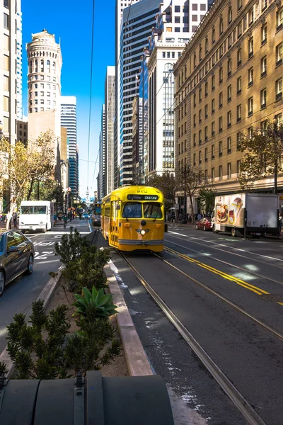 San Francisco에서 시장 거리에서 노란 전차 — 스톡 사진