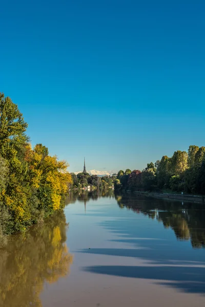 Po Nehri ve sonbaharda, Turin Mole Antonelliana