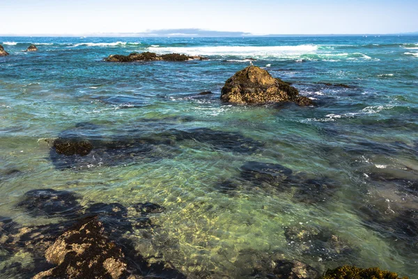 Clear blue water in Fort Bragg, California — Stock Photo, Image