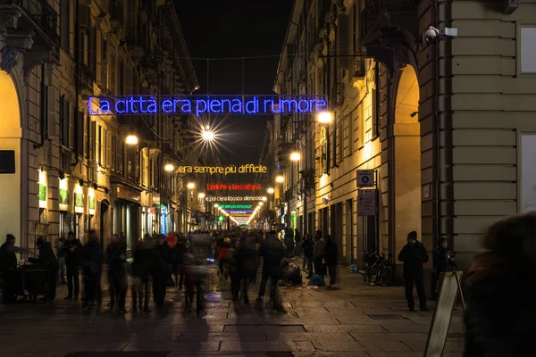 Luz y arte en vía Garibaldi en Turín, Italia — Foto de Stock