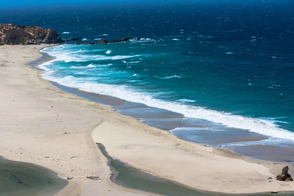 Песчаный пляж вдоль Биг-Сур, Калифорния — стоковое фото
