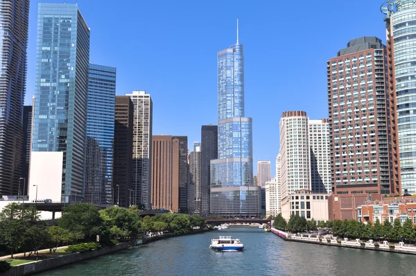 Arranha-céus ao longo do Rio Chicago, Chicago — Fotografia de Stock