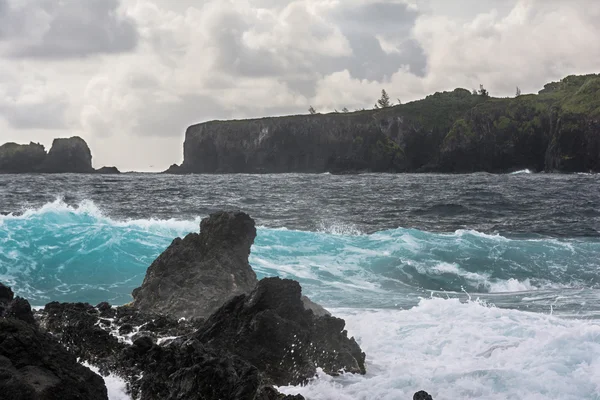 Ondas salpicando nas rochas ao longo da estrada para Hana, Maui, Havaí — Fotografia de Stock