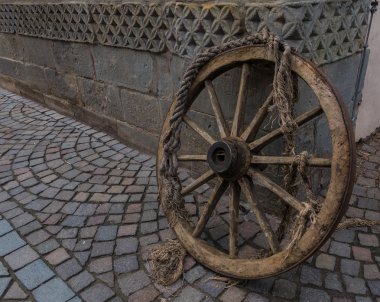 Binanın köşesindeki eski ve vintage Çember hareketi
