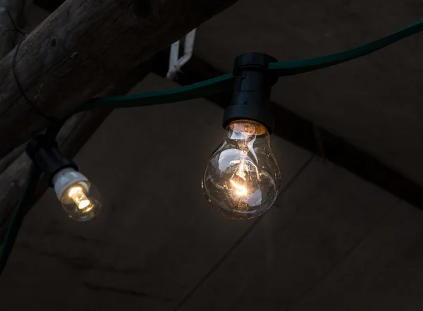 夕暮れ時にケーブルの照明電球 — ストック写真