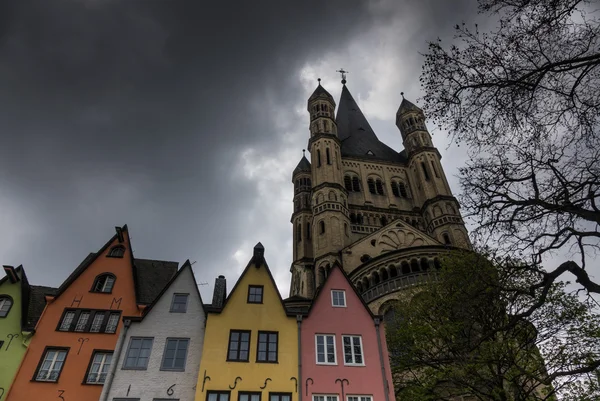 St. Martin Kilisesi ve Köln'ün tarihi kent eski evleri — Stok fotoğraf