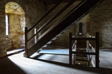 Taş duvarlar pencere ve Ahşap merdiven karanlık oda