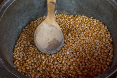Mısır tahıl bir tahta kaşıkla kazan