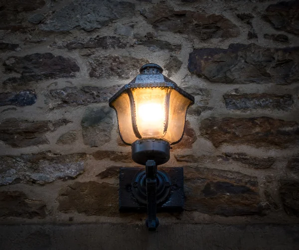 Elektrické svítilny na kamenné zdi — Stock fotografie
