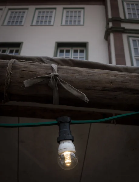 Lampadina di illuminazione sul cavo al tramonto — Foto Stock