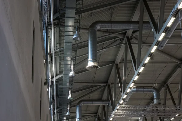 Teto da sala com uma construção metálica e ventilação — Fotografia de Stock