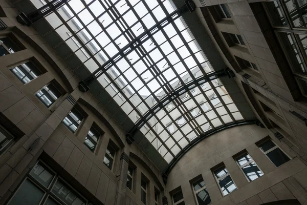 Glasdach des Gebäudes im Innenhof in Köln — Stockfoto